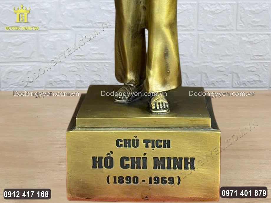 Phần ch&acirc;n đế chạm khắc sắc n&eacute;t t&ecirc;n, năm sinh v&agrave; năm mất của B&aacute;c